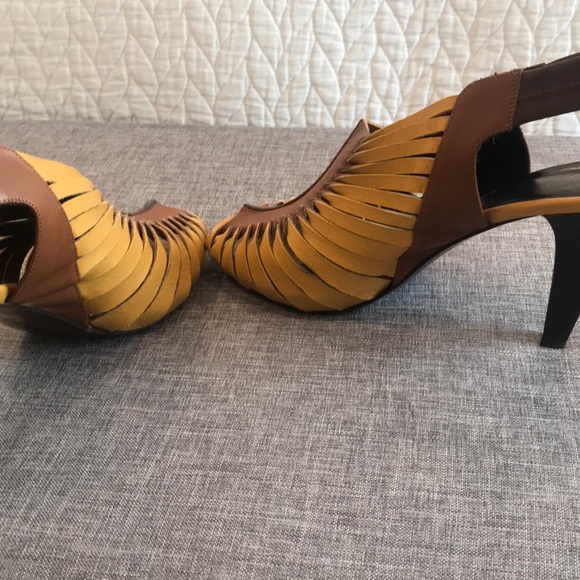 Adorable Donald J Pliner shoes. Made in Italy. - Picture 2 of 3